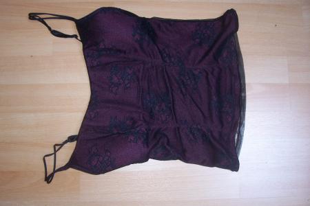 Bustier violet + voile noir avec motifs+ transparant derrière + rembourage au niveau de la poitrine